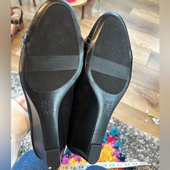 Naturalizer ‘Poppy’ almond toe wedge pump w/ silver link accent NEW - Picture 6 of 8